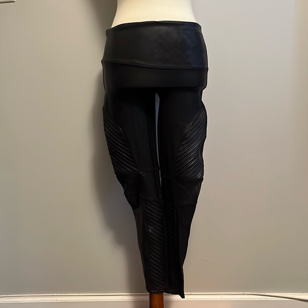 SPANX — Shiny/Matte Contrast Ribbed Legging